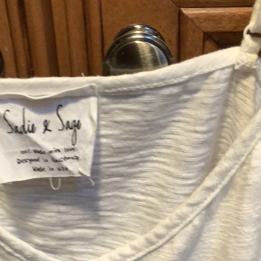 WHITE RUFFLE TANK TOP 👩 - Picture 4 of 5